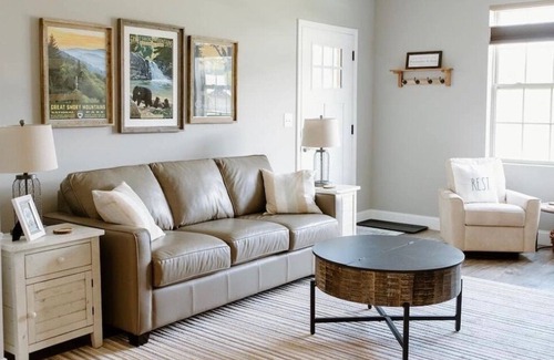 Townsend Condo | Quiet First Floor Condo with Mountain Views ~ Five Minutes from GSMNP!
