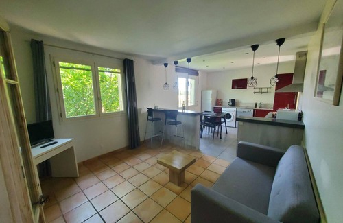 Saint-Just Apartment | Quiet garden apartment in petite camargue