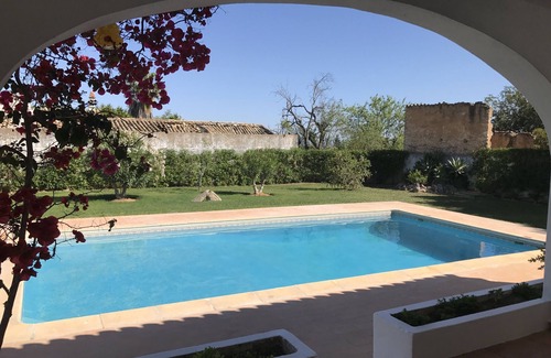Alfeicao House | Quiet house ideally located with garden and large swimming pool with all comforts