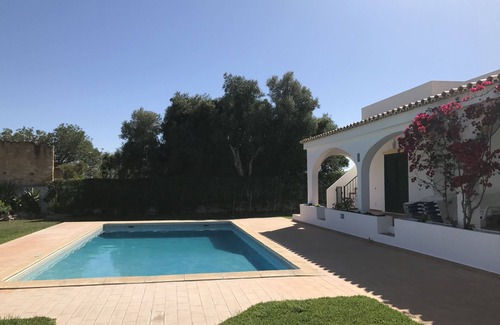 Alfeicao House | Quiet house ideally located with garden and large swimming pool with all comforts