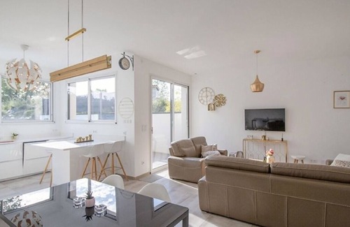 Senouillac House | Quiet house in the countryside and lake near Toulouse with private swimming pool and garden.