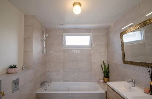 Senouillac House | Quiet house in the countryside and lake near Toulouse with private swimming pool and garden.