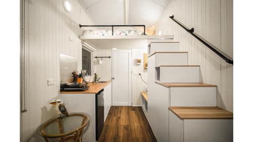 Flowerdale House | Quiet Lake House In Winery by Tiny Away