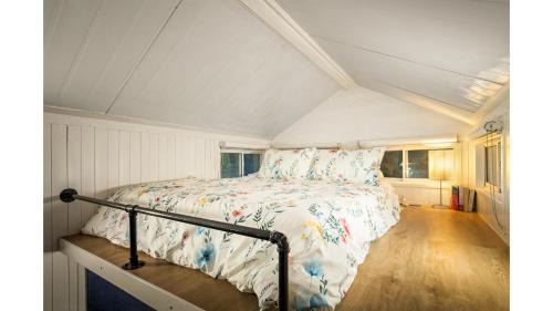 Flowerdale House | Quiet Lake House In Winery by Tiny Away