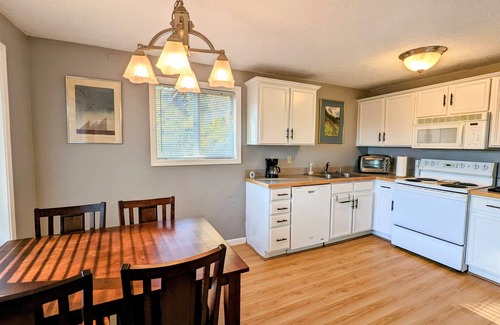 Corbett - Terwilliger - Lair Hill Apartment | Quiet, light filled apartment with tree views