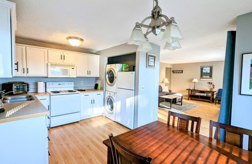 Corbett - Terwilliger - Lair Hill Apartment | Quiet, light filled apartment with tree views