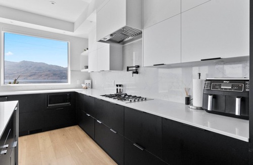 Westbank House | Quiet, Luxury Lake View House minutes to wineries & beach. 1hr to Big White