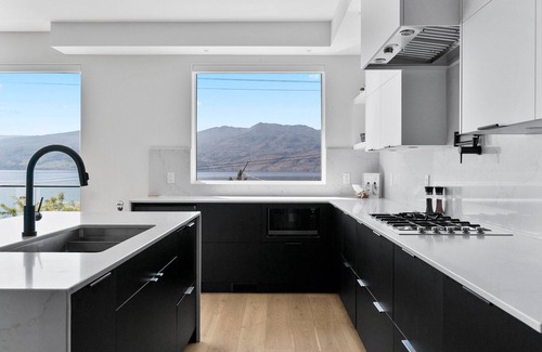 Westbank House | Quiet, Luxury Lake View House minutes to wineries & beach. 1hr to Big White