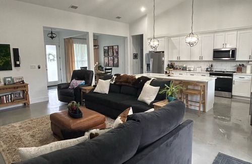 Bergheim House | Quiet modern farmhouse, heart Texas Hill Country, min from the Guadalupe River..