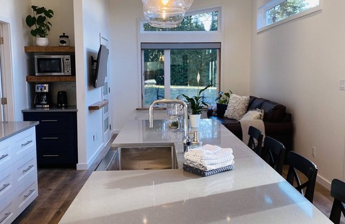 Sooke Cottage | Quiet oasis steps from the Sooke River.