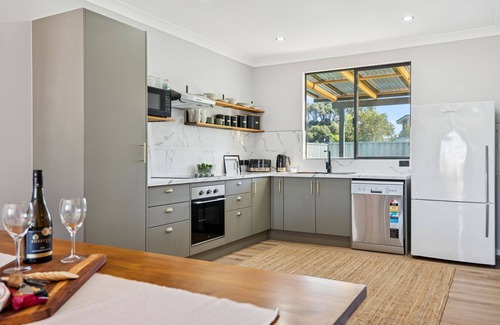 Two Rocks House | Quiet, Pet-Friendly Beach Retreat - 2 Minutes walk to the Beach.