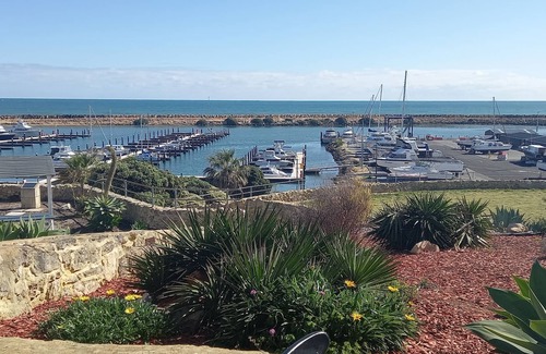 Two Rocks House | Quiet, Pet-Friendly Beach Retreat - 2 Minutes walk to the Beach.