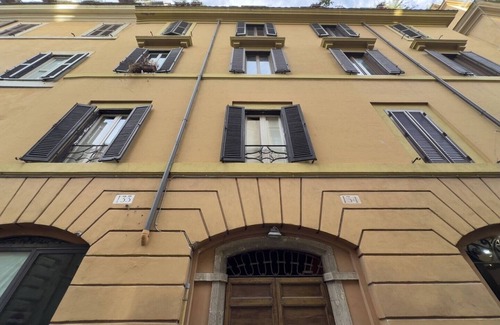 Rione VII Regola Apartment | Quiet Piazza Navona Apartment with Courtyard Patio, Lift & Rooftop Views
