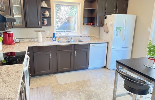 Regional District of Nanaimo House | Quiet, private, bungalow w fenced yard.