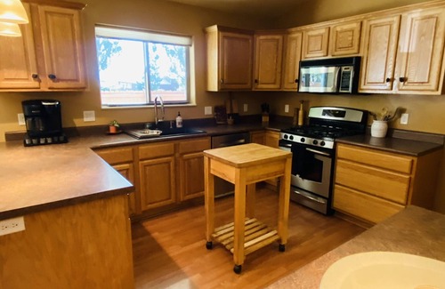 Montrose House | Quiet rancher at end of Cul De Sac - within minutes of all Montrose has to offer