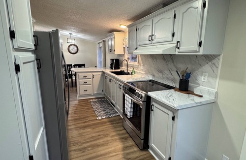 Argyle House | Quiet. Relaxing. 4-bedroom House with AC, Jetted Tub and WiFi.