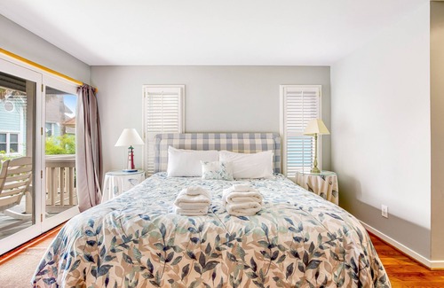 Isle of Palms House | Quiet Sea Oats home steps from the beach w/ community pool