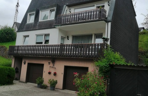Schonbrunn Apartment | Quiet, spacious maisonette apartment (6pers.) 2bathrooms, 2balconies 30km to Heidelberg