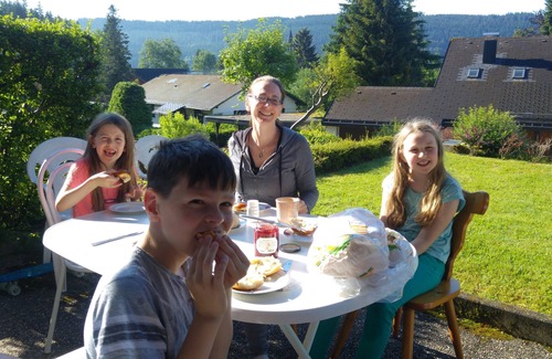 Titisee-Neustadt Apartment | Quiet, sunny location on the edge of the forest with garden, 10 minutes walk to the lake. New kitchen.