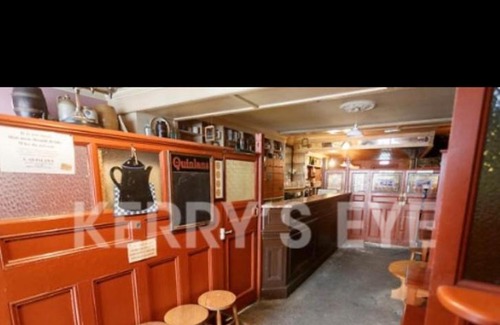 Tralee Bed & Breakfast | Quinlans Bar