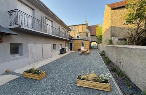 Saint-Parize-le-Chatel House | Résidence du commerce 4 étoiles