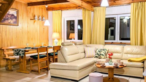 gmina Stary Dzierzgon House | Różany Ogród - dom pod lasem, z widokiem na jezioro i kominkiem, rowery, łódka, rowerek wodny