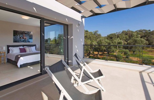 Chalikounas Villa | R 1384 Paradisun Villa with BBQ (charcoal), Garden & Sun loungers