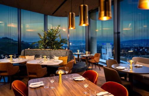Feuerbach-Ost Hotel | Radisson Blu Hotel at Porsche Design Tower Stuttgart