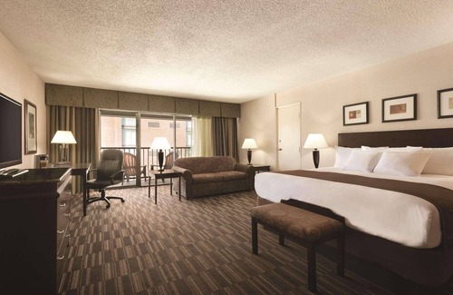 Clarksville Hotel | Radisson Hotel Louisville North