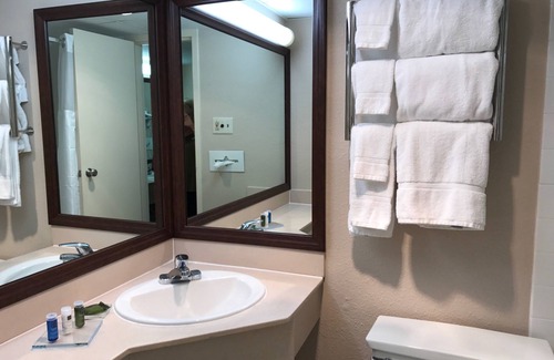 Clarksville Hotel | Radisson Hotel Louisville North