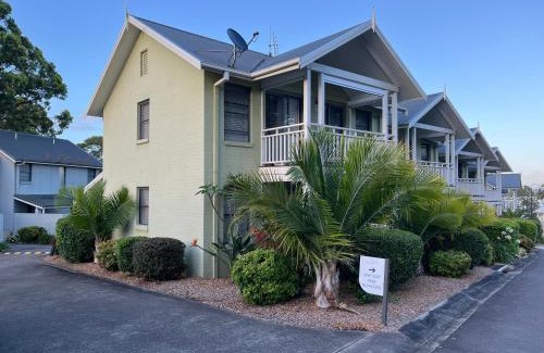 Cams Wharf House | Raffertys Resort Lakeside Terrace Plus 5 Star