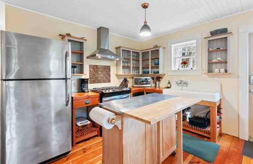 Ucluelet Cabin | Rainforest Cove I Private I Ocean Views I Deck & BBQ
