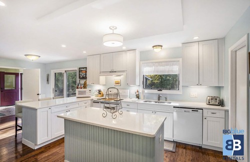 South Haven House | Raintree: Close to downtown, across from Kids corner!