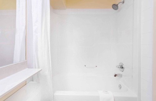 Hinton Hotel | Ramada by Wyndham Hinton
