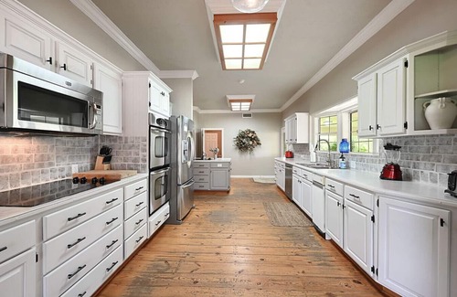Wellborn Apartment | Rambling Ranch: Space & Charm