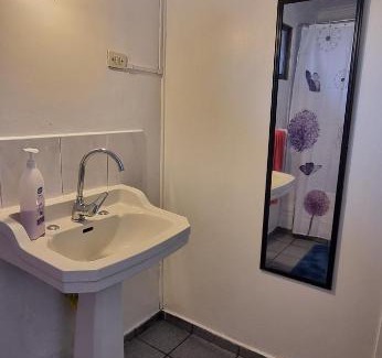 Rancagua House | Rancagua Centro Habitacion Matrimonial con Estacionamiento Privado y baño Compartido