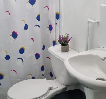 Rancagua House | Rancagua Centro Habitacion Matrimonial con Estacionamiento Privado y baño Compartido