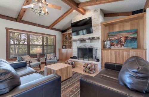 Fredericksburg House | Ranch Retreat Creek View - Pool Table and Fire Pit