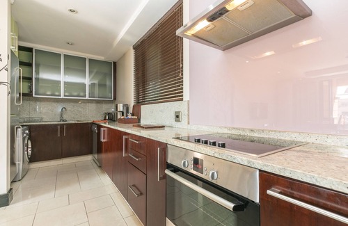 Sandown Apartment | Raphael Penthouse | Square and Mall and Pool Access