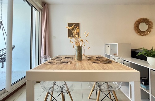 Sainte-Clotilde Centre Apartment | Raphael, T2 apartment with terrace and landscaped garden