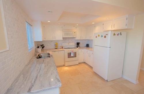 Indian Rocks Beach Condo | Rare Beachfront Ground Floor, Patio, Pool, Hot Tub, Tennis, W/D, Free Cable & Wi-Fi~108 Reflections
