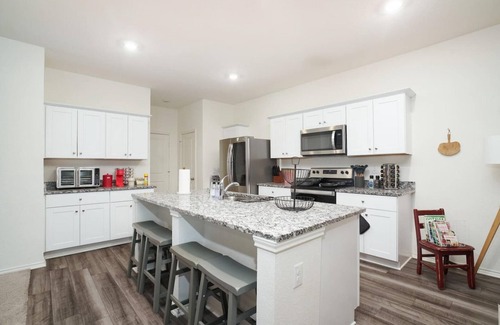 Medina Valley House | Rare Find Sleeps 13 Family Fun
