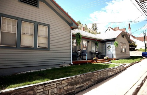 Deadwood Apartment | Rare Hideaway on Main, Retro unit