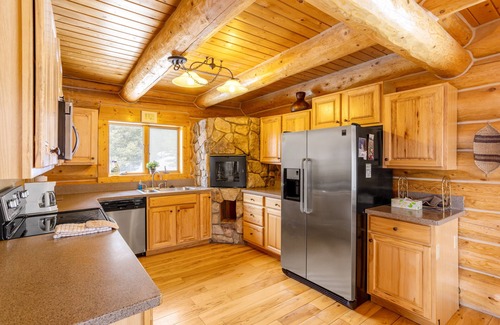 Alma Cabin | Rare mountain-view log home with hot tub, fireplace & WiFi - near Breckenridge
