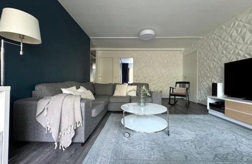 Oulu Apartment | Rauhallinen ja tilava ylimmän kerroksen neliö