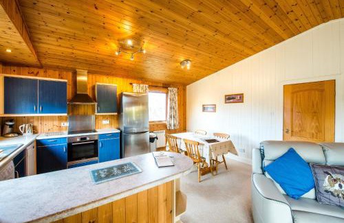 Crianlarich Ski Chalet | Raven Lodge with beautiful views of Loch Dochart
