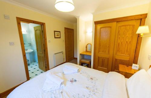Crianlarich Ski Chalet | Raven Lodge with beautiful views of Loch Dochart