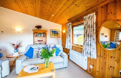 Crianlarich Ski Chalet | Raven Lodge with beautiful views of Loch Dochart