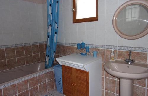Verneix House | Ravissante Fermette Rénovée avec Jardin Clos, Cheminée et WiFi - Animaux Acceptés - FR-1-489-83