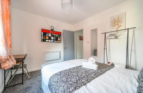 Batley House | -RB 2F 421- For your Relaxed, Cosy stay, Parking